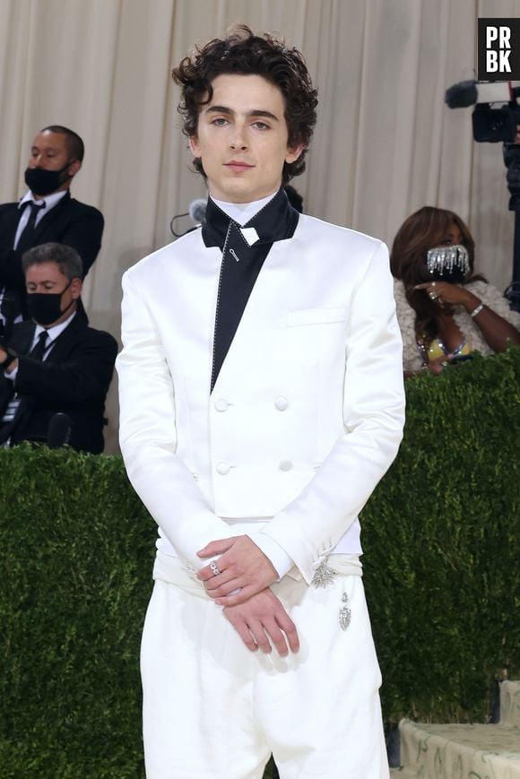 Timothée Chalamet foi com terno branco no Met Gala 2021