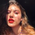   Giovanna Grigio: sombra rosa e batom vermelho é uma combinação ousada  