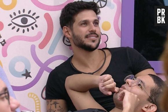 "BBB22": em papo com Vyni, Rodrigo disse ser amigo "desse tipo de pessoa" - ou seja, da comunidade LGBTQIAP+