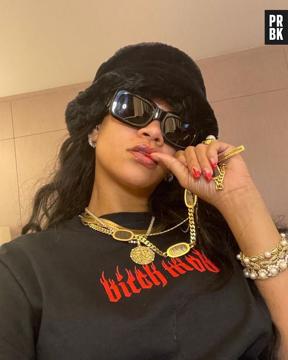 Rihanna usou look criativo para confirmar a gravidez