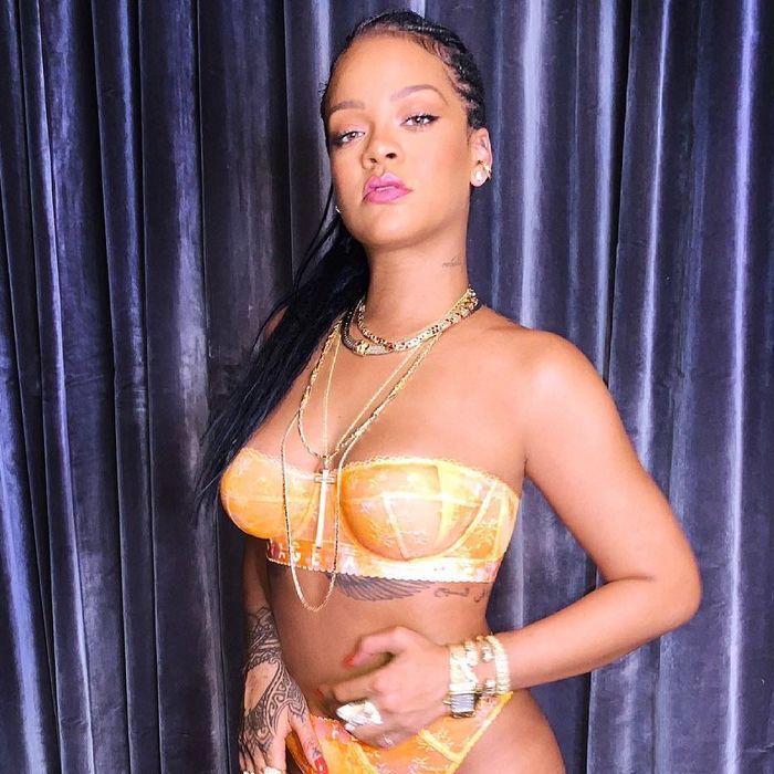  Confirmado! Rihanna está grávida de A$AP Rocky e mostra barriga pela primeira vez. Veja fotos!  
  