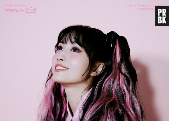 Momo, do TWICE, arrasava com as mechas rosas