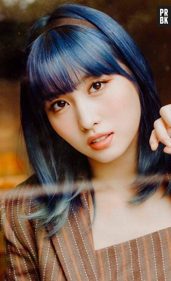 O cabelo azul não é novidade para Momo, do TWICE