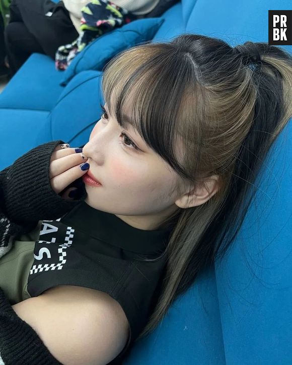 Momo, do TWICE, se despediu das mechas loiras e voltou ao preto com azul