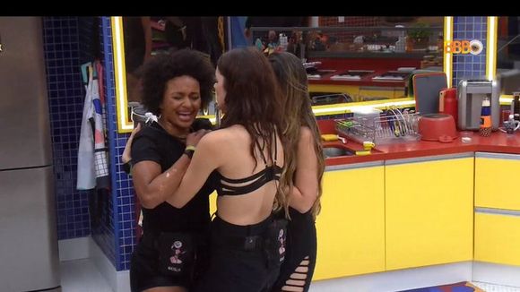 No "BBB22", Natália briga com Lina, arremessa objetos e é proibida de beber