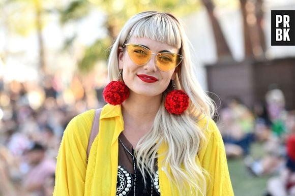 Se quer manter o cabelo solto, invista em um corte diferente, como as franjinhas retas para o Lollapalooza 2022