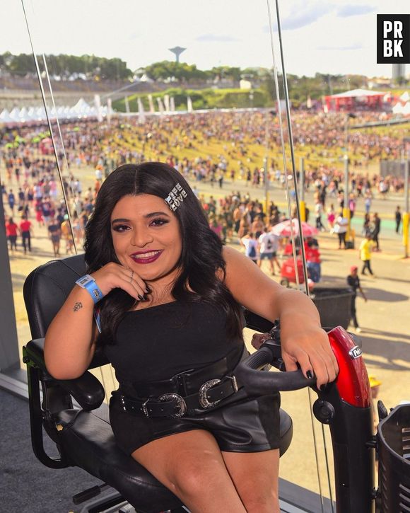 Pequena Lô teve que ser carregada no colo por um estranho para chegar em um palco do Lollapalooza Brasil 2022