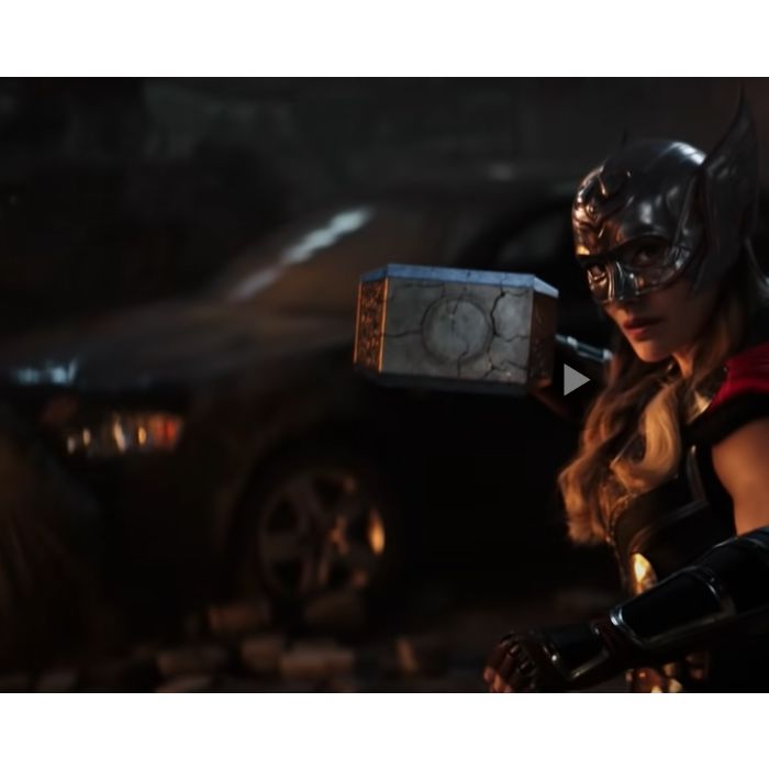 &quot;Thor: Amor e Trovão&quot;: Jane Foster (Natalie Portman) aparece no trailer segurando o  Mjölnir, assumindo a identidade de Poderosa Thor 