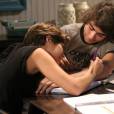 Pedro (Rafael Vitti) e Karina (Isabella Santoni) tentam estudar juntos em "Malha&ccedil;&atilde;o" 