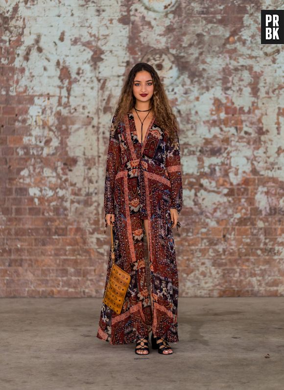 Outra peça que carrega o boho é o kimono, em especial o estampado. Ele pode ser combinado com um jeans, uma camiseta e uma bota de montaria, por exemplo