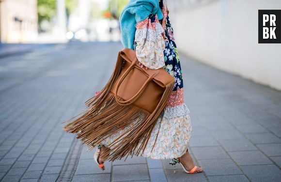 Nos acessórios, a aposta é em lenços de cabelo, brincos artesanais com detalhes em plumas ou penas, bem como bolsas de materiais naturais