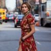 Boho chic: Hailey Bieber posa para foto com look tendência