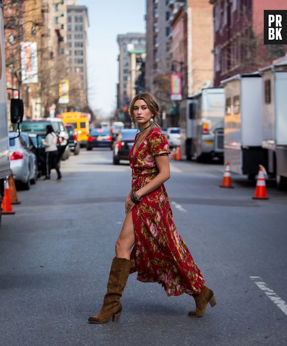 Boho chic: Hailey Bieber posa para foto com look tendência