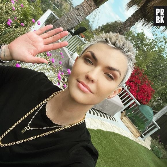 Ruby Rose rebateu usuários do Instagram que começaram a dizer que ela precisava "comer um hambúrguer"