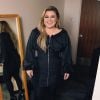 Body shaming: Kelly Clarkson enfrenta constantemente comparações do seu corpo atual com o de 20 anos atrás