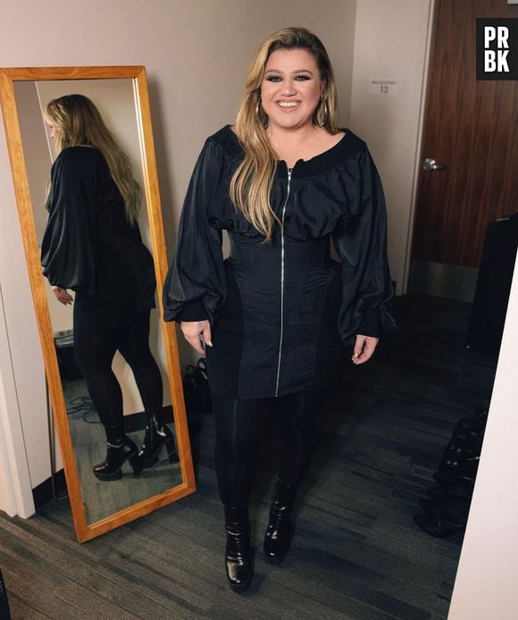 Body shaming: Kelly Clarkson enfrenta constantemente comparações do seu corpo atual com o de 20 anos atrás