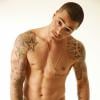 O mordomo da novela das nove "Amor à Vida", Felipe Titto, mostrou boa parte de suas tatuagens em uma sessão de fotos sensuais