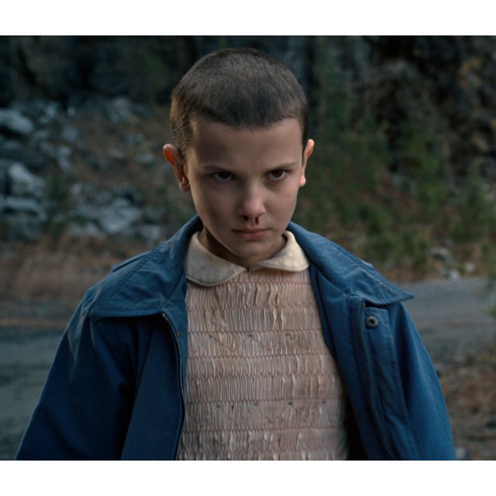 Eleven (Millie Bobby Brown) faz sacrifício para salvar os amigos no final da 1ª temporada, mas sobrevive e retorna no 2º ano de &quot;Stranger Things&quot;