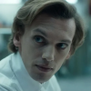 Em "Stranger Things", Jamie Campbell Bower interpreta um personagem com muitas identidades 