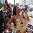 MC Rebecca brilha com maiô dourado e luvas na 26ª Parada LGBTQIAP+ em São Paulo