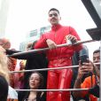 O cantor Mateus Carrilho usa look monocromático vermelho na 26ª Parada LGBTQIAP+ em São Paulo