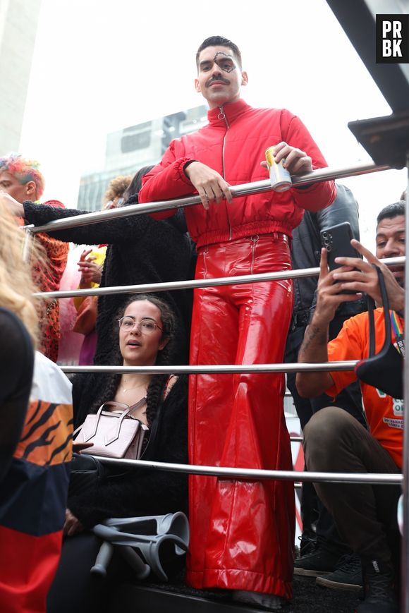 O cantor Mateus Carrilho usa look monocromático vermelho na 26ª Parada LGBTQIAP+ em São Paulo