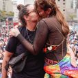  Marcela Mc Gowan beija sua namorada, a sertaneja Luísa, na 26ª Parada LGBTQIAP+ em São Paulo 