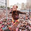 Marcela Mc Gowan exibe seu look descolado e colorido na 26ª Parada LGBTQIAP+ em São Paulo