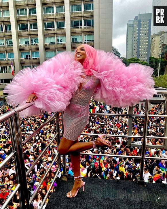 Thelma Assis, campeã do "BBB20", usa vestido vazado e peruca rosa na 26ª Parada LGBTQIAP+ em São Paulo