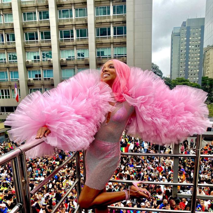 Thelma Assis, campeã do &quot;BBB20&quot;, usa vestido vazado e peruca rosa na 26ª Parada LGBTQIAP+ em São Paulo