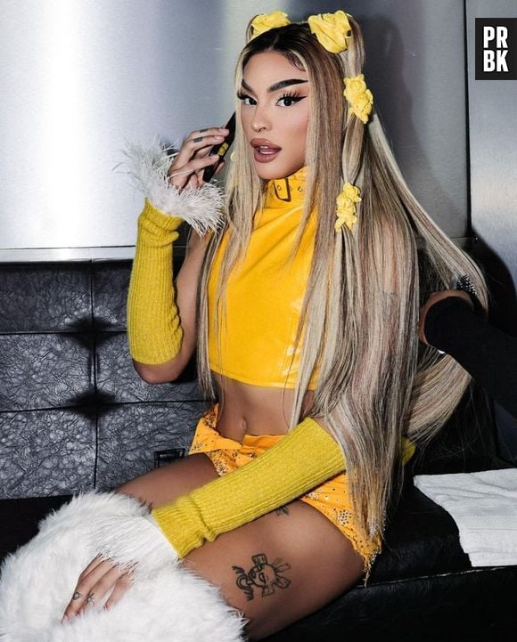 Pabllo Vittar usa look monocromático amarelo para a 26ª Parada LGBTQIAP+ em São Paulo