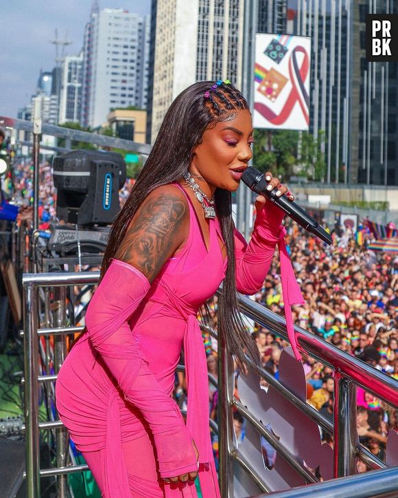 Ludmilla investe em macacão longo pink com luvas para a 26ª Parada LGBTQIAP+ em São Paulo