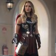 "Thor: Amor e Trovão": Jane Foster/Poderosa Thor (Natalie Portman) está forte e implacável empunhando o  Mjölnir   em foto inédita do filme 