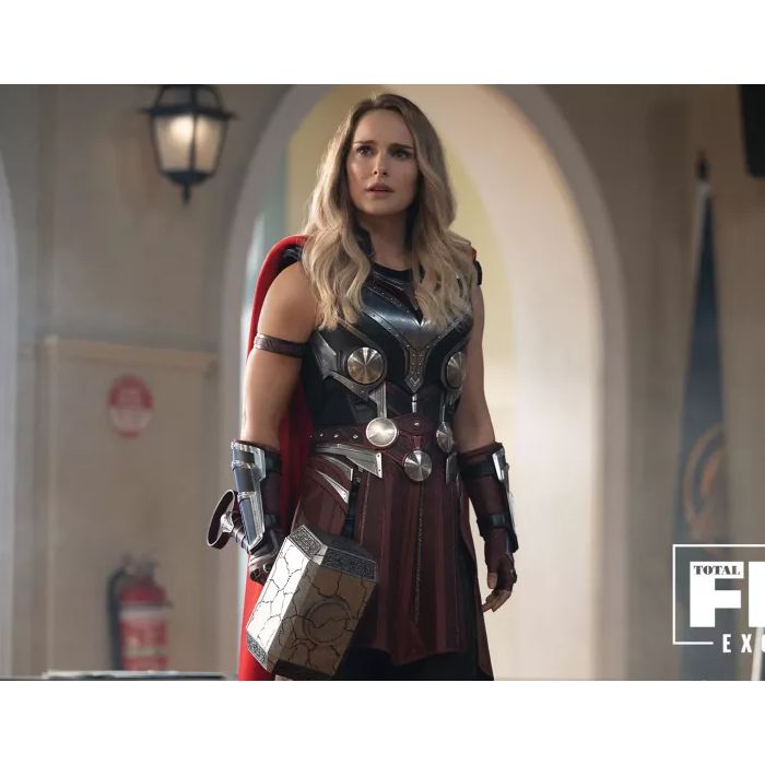 &quot;Thor: Amor e Trovão&quot;: Jane Foster/Poderosa Thor (Natalie Portman) está forte e implacável empunhando o  Mjölnir   em foto inédita do filme 