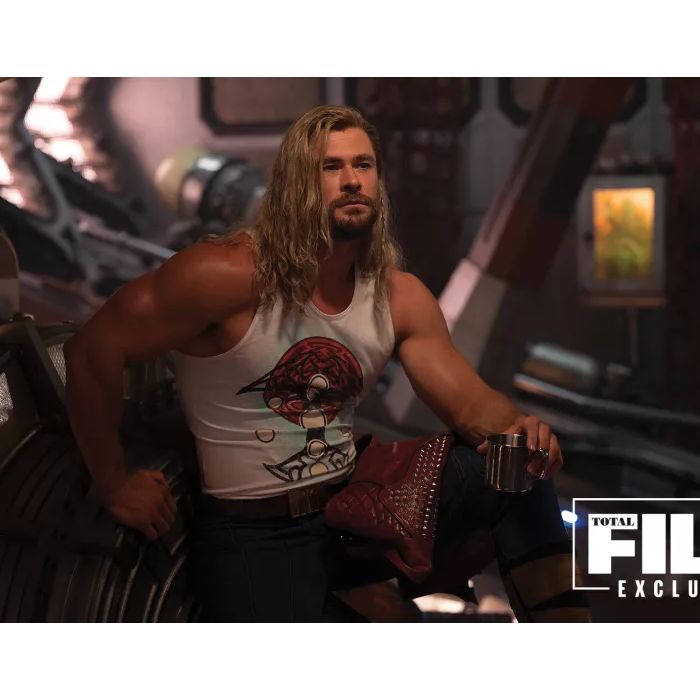 &quot;Thor: Amor e Trovão&quot;: Thor (Chris Hemsworth) aparece sozinho em nova imagem