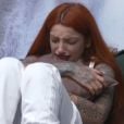 "Power Couple": Brenda chora por acusação de bafo