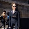 Schiaparelli: Karlie Kloss também se jogou no terno diferentão