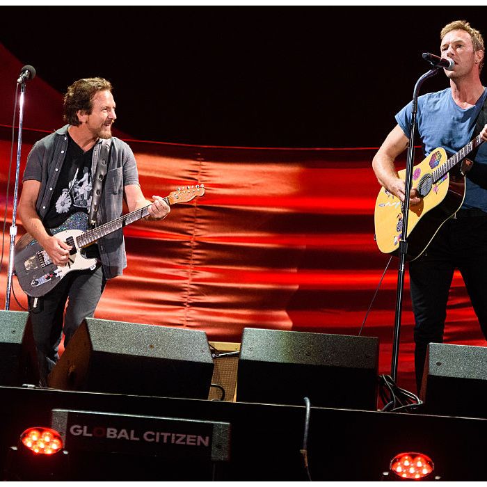   Coldplay   resolveu homenagear uma de suas bandas favoritas: o   Pearl Jam  . Com   Chris Martin   nos vocais e violão, e o baterista   Will Champion   no piano, a banda entregou uma versão acústica da canção &quot;Nothingman&quot; 