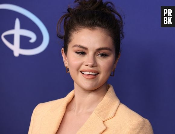 Selena Gomez é conhecida por uma pele mais leve, sem grandes contornos