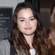 Selena Gomez deixa o viço natural da pele aparecer em grande parte dos looks