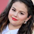 Selena Gomez equilibra o foco entre o olho e a boca na hora da make