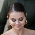 Selena Gomez ousou com toque metálico no meio dos olhos