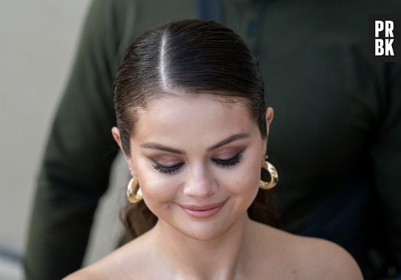 Selena Gomez ousou com toque metálico no meio dos olhos