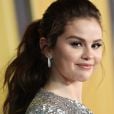 Selena Gomez investiu em sombra prateada em evento de "Only Murders in the Building"