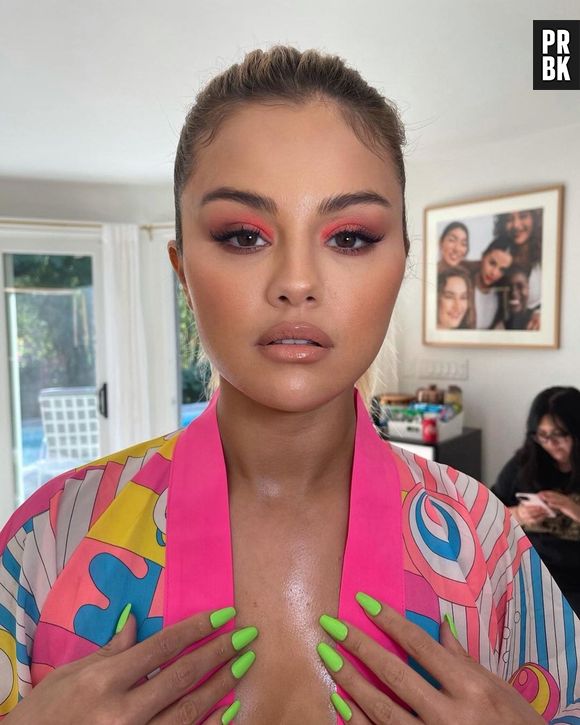 Selena Gomez investe no rosa quando quer looks mais coloridos