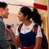 Devi (Maitreyi Ramakrishnan) e Paxton (Darren Barnet) estão juntos no trailer da 3ª temporada de "Eu Nunca"