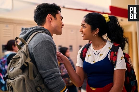 Devi (Maitreyi Ramakrishnan) e Paxton (Darren Barnet) estão juntos no trailer da 3ª temporada de "Eu Nunca"