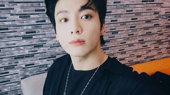 Jungkook, do BTS, posta foto de suposto solo e é comparado a "Crepúsculo"