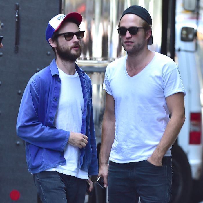 Robert Pattinson e Tom Sturridge, de &quot;Sandman&quot;, se conhecem desde os 13 anos de idade e estudaram juntos