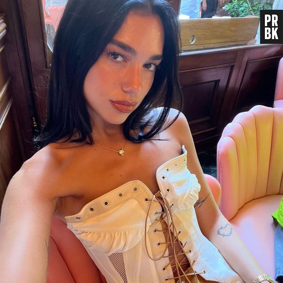 Dua Lipa, headliner do Rock in Rio, apostou em corset bem tradicional